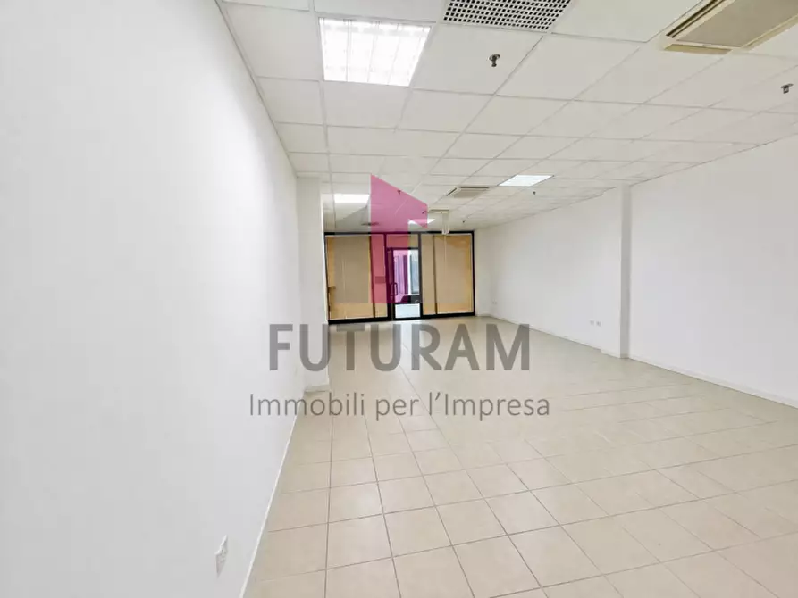 Immagine 8 di Negozio in vendita  a Vicenza