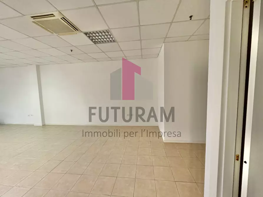 Immagine 9 di Negozio in vendita  a Vicenza