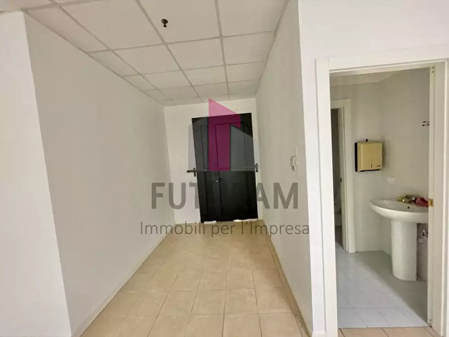 Immagine 10 di Negozio in vendita  a Vicenza