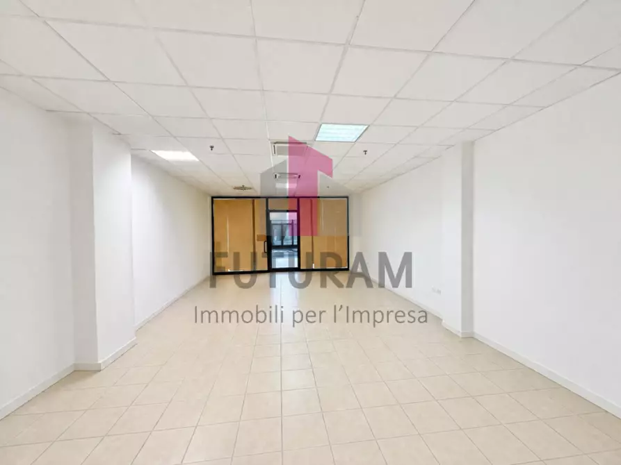Immagine 11 di Negozio in vendita  a Vicenza