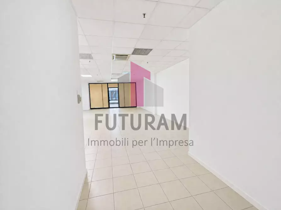 Immagine 12 di Negozio in vendita  a Vicenza