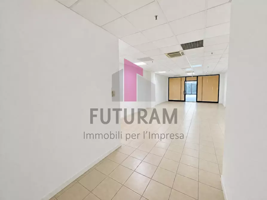 Immagine 13 di Negozio in vendita  a Vicenza
