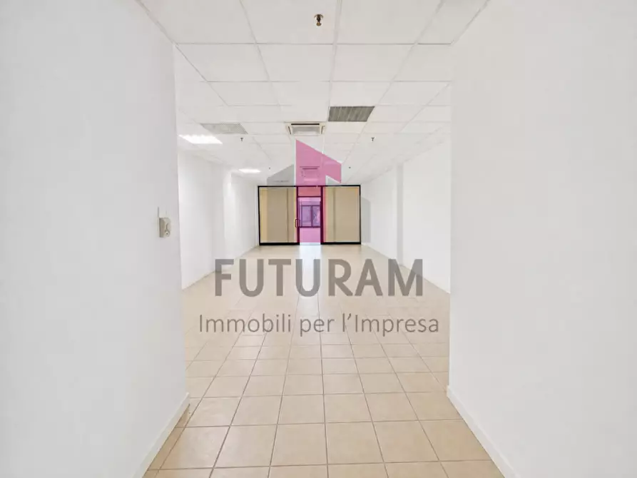 Immagine 14 di Negozio in vendita  a Vicenza