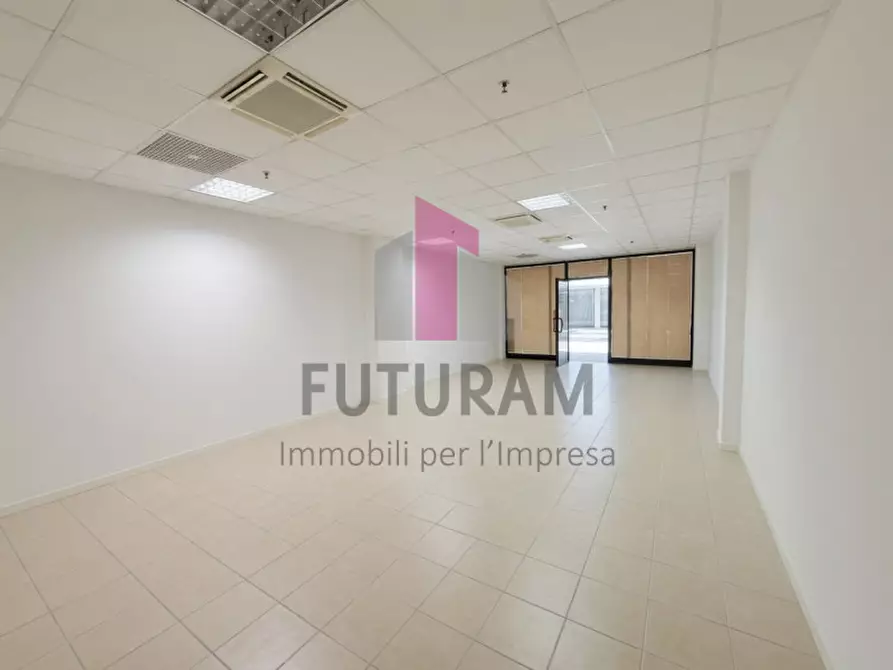Immagine 15 di Negozio in vendita  a Vicenza