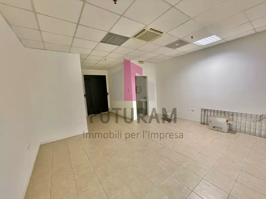 Immagine 17 di Negozio in vendita  a Vicenza