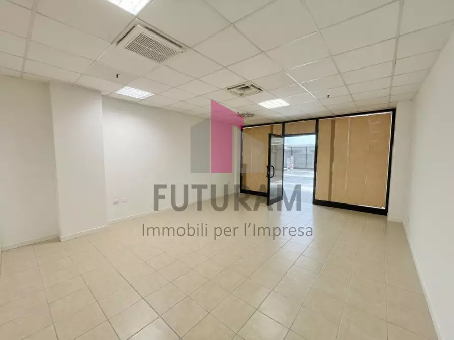 Immagine 18 di Negozio in vendita  a Vicenza