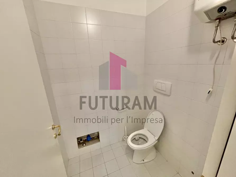 Immagine 20 di Negozio in vendita  a Vicenza