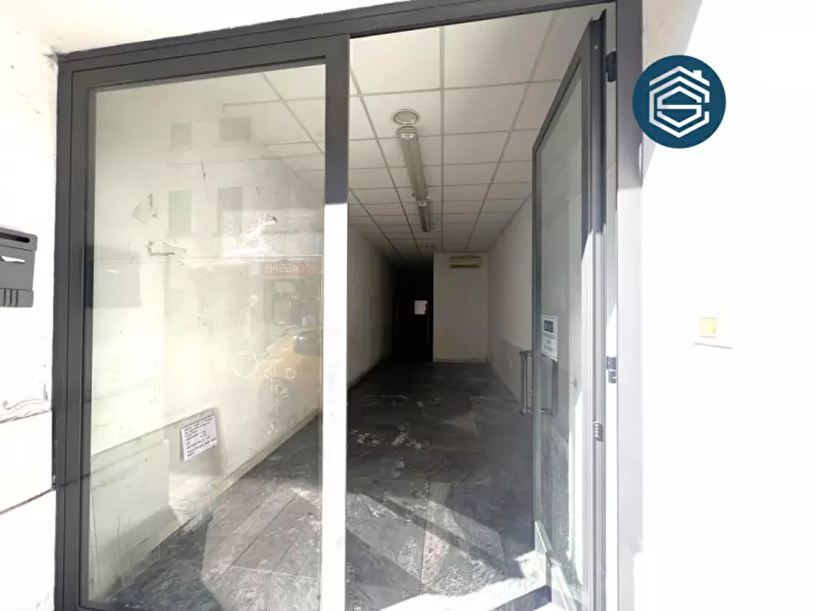 Immagine 16 di Negozio in vendita  in via santo stefano 93 a Campi Bisenzio