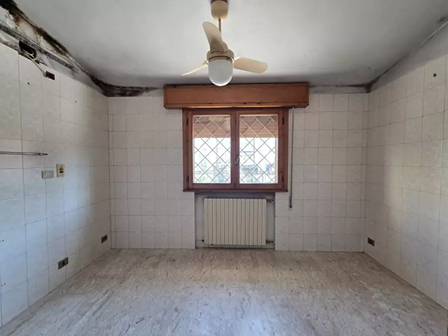 Immagine 12 di Palazzo in vendita  in Via Petrarca a Abano Terme