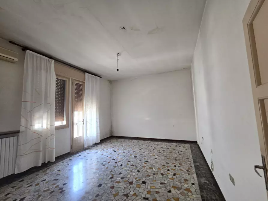 Immagine 18 di Palazzo in vendita  in Via Petrarca a Abano Terme