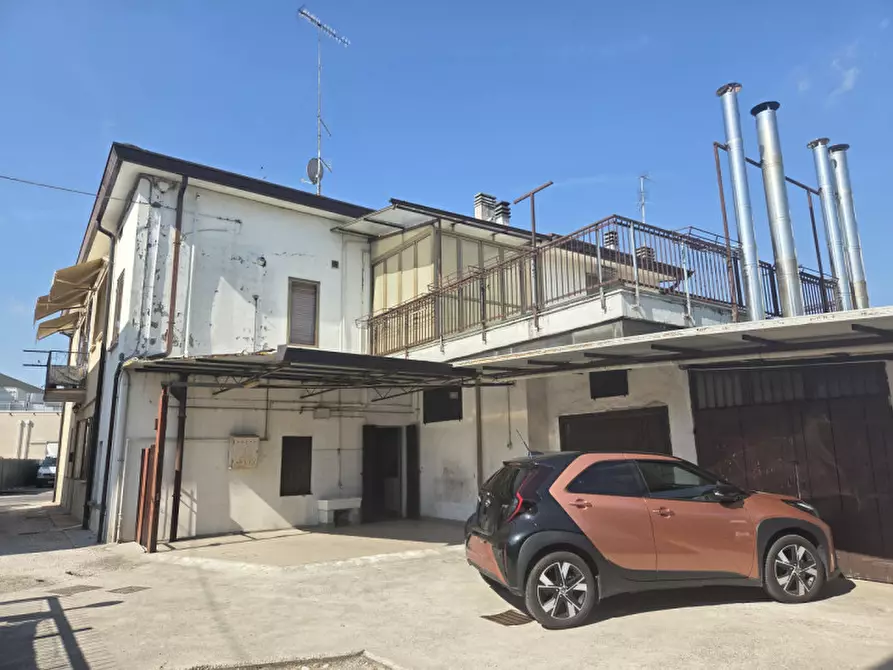 Immagine 19 di Palazzo in vendita  in Via Petrarca a Abano Terme