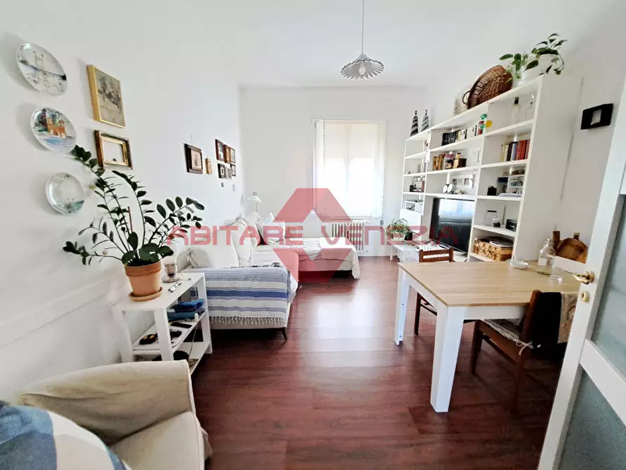 Immagine 1 di Appartamento in vendita  in Via Cristoforo Colombo 1 lido a Venezia