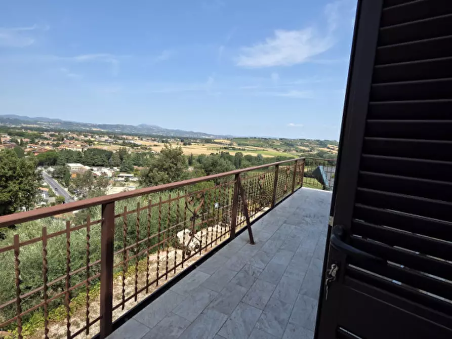 Immagine 29 di Rustico / casale in vendita  a Torgiano