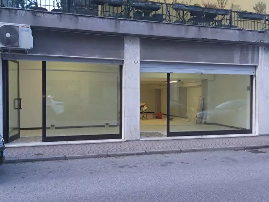 Immagine 3 di Negozio in affitto  in VIA TEVERE 5 a Venezia