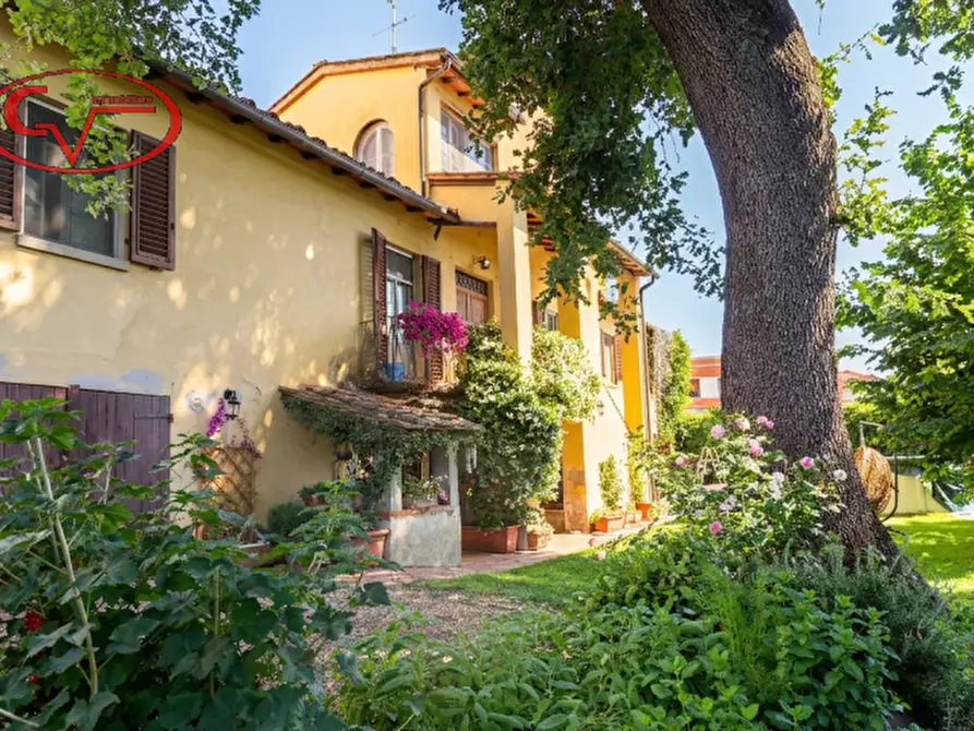Immagine 1 di Villa in vendita  in Piazza Cesare Battisti a Montevarchi