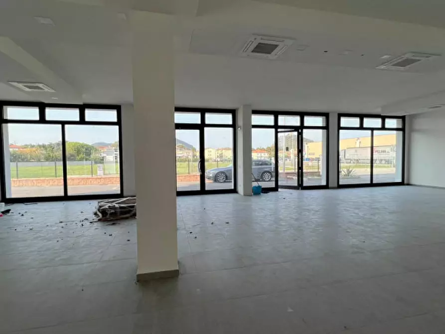 Immagine 1 di Negozio in vendita  in Via Cesare Battisti a Abano Terme