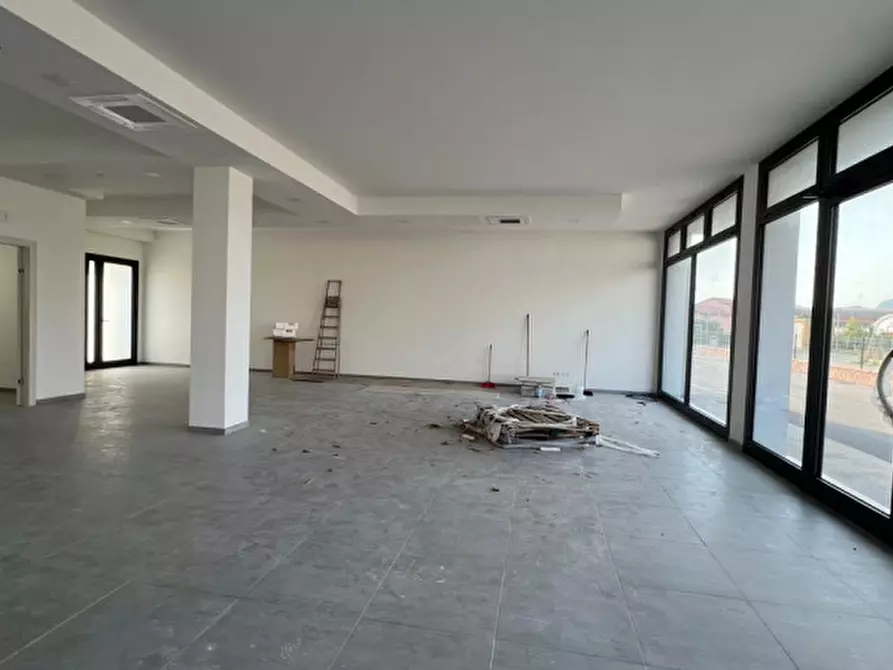 Immagine 2 di Negozio in vendita  in Via Cesare Battisti a Abano Terme