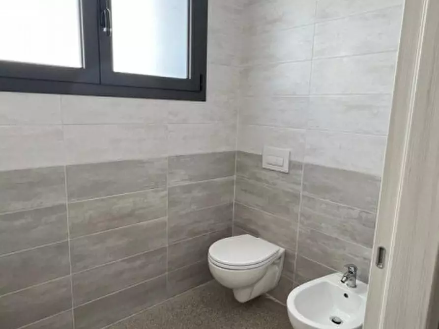 Immagine 5 di Negozio in vendita  in Via Cesare Battisti a Abano Terme