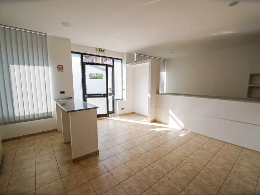 Immagine 9 di Negozio in vendita  in via asti 13 a Volpiano