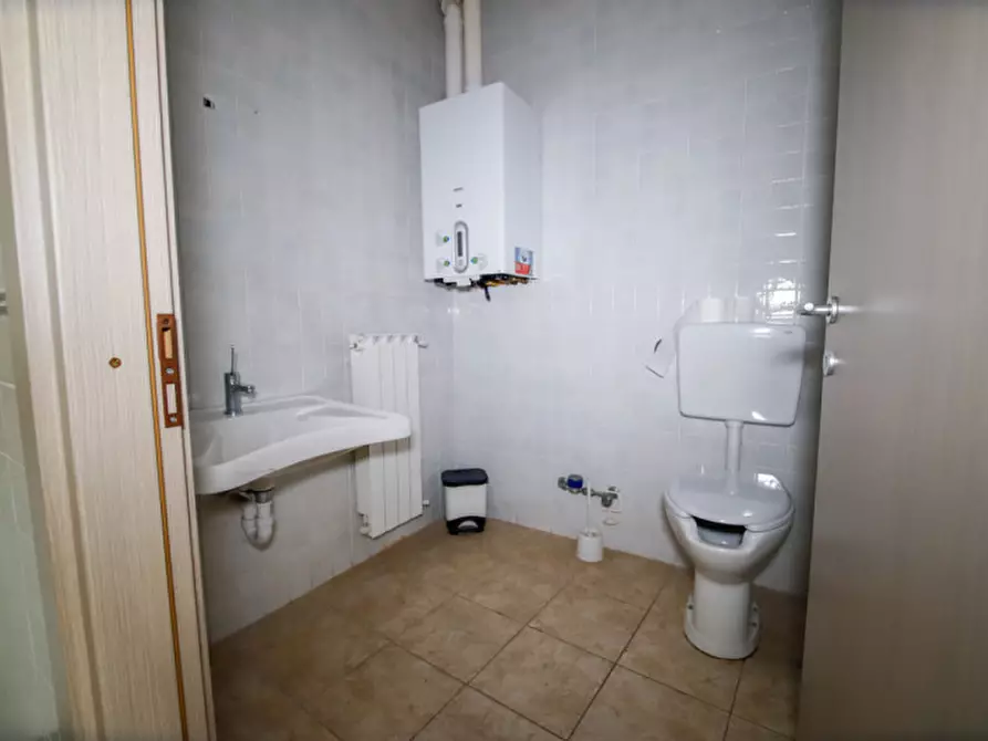 Immagine 14 di Negozio in vendita  in via asti 13 a Volpiano