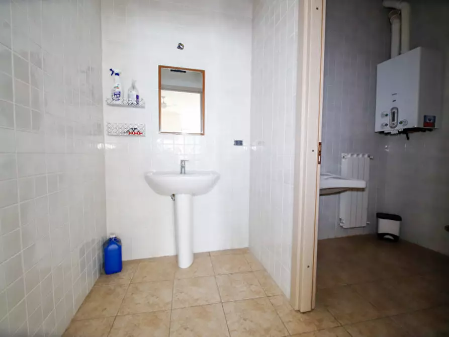 Immagine 15 di Negozio in vendita  in via asti 13 a Volpiano