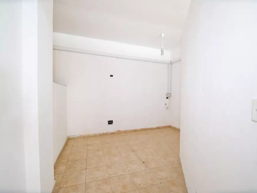 Immagine 16 di Negozio in vendita  in via asti 13 a Volpiano