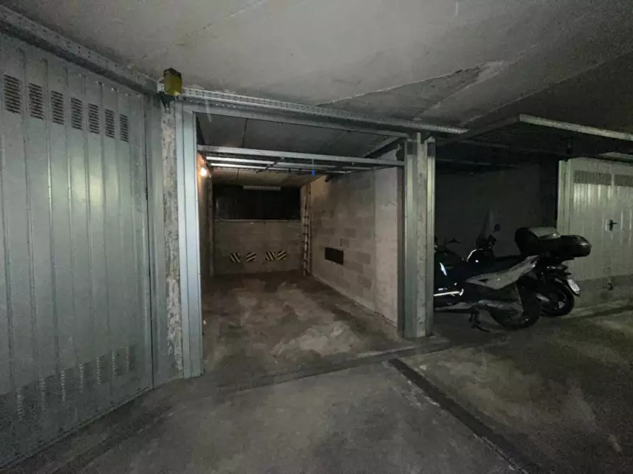 Immagine 3 di Garage in affitto  in Viale Cassala, 51 a Milano