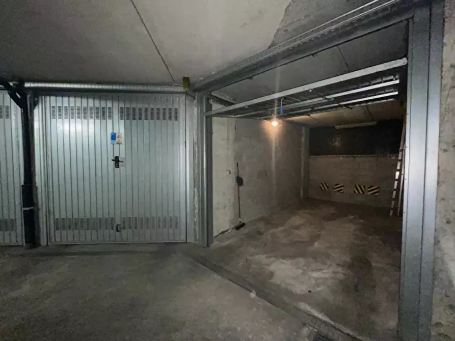 Immagine 5 di Garage in affitto  in Viale Cassala, 51 a Milano