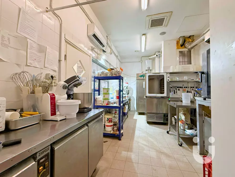 Immagine 6 di Negozio in affitto  in Via dei Velieri a Roma