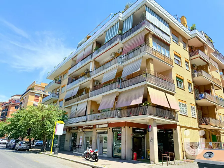 Immagine 8 di Negozio in affitto  in Via dei Velieri a Roma