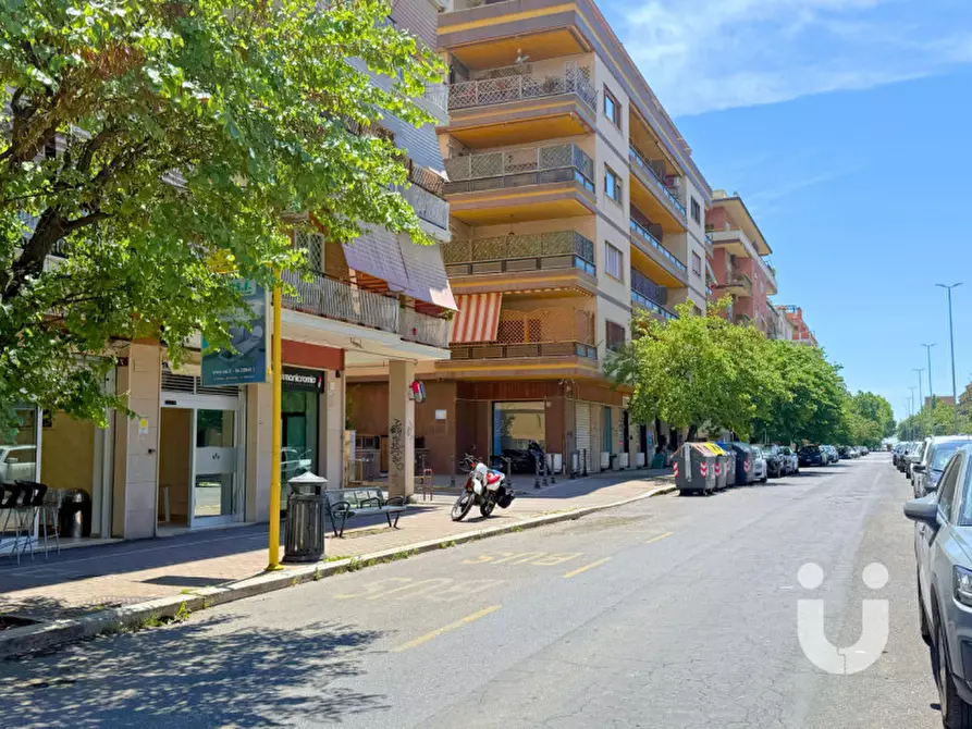 Immagine 10 di Negozio in affitto  in Via dei Velieri a Roma