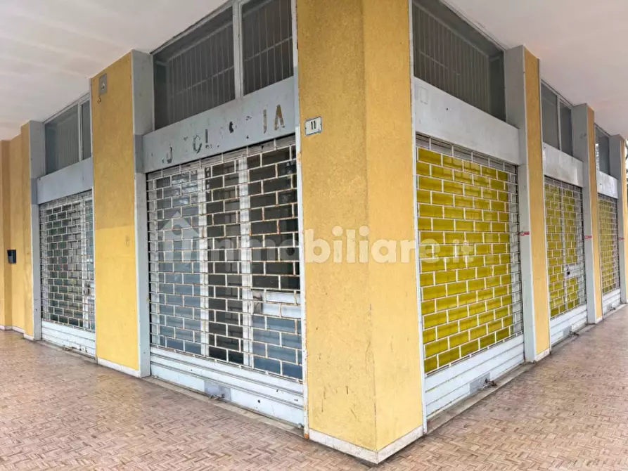 Immagine 1 di Negozio in vendita  in Viale Giotto 11 a Busto Arsizio
