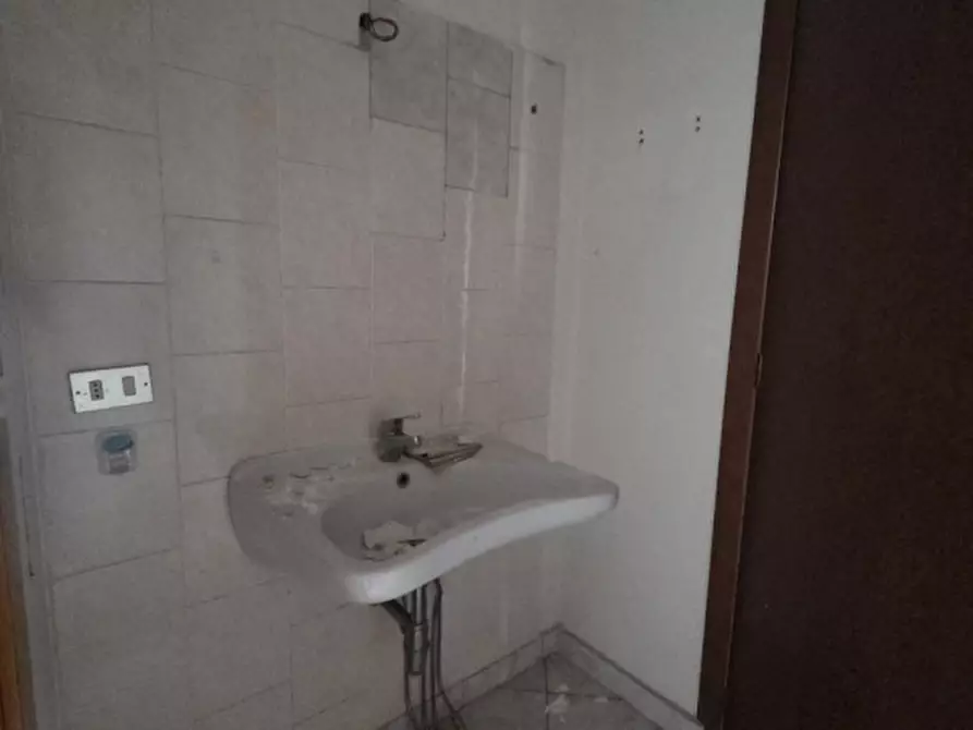 Immagine 11 di Negozio in vendita  in Viale Giotto 11 a Busto Arsizio