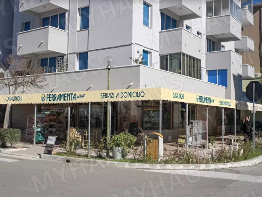 Immagine 2 di Negozio in vendita  in Viale Andrea Mantegna, 36 a Cesenatico