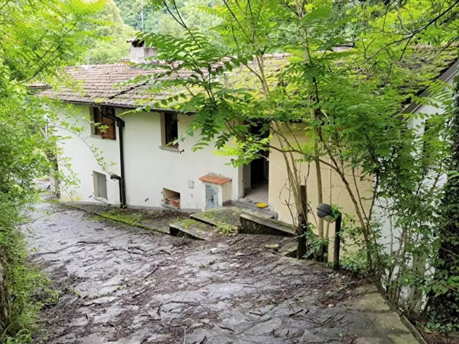 Immagine 1 di Palazzo in vendita  in Località Castello, 7, 22020 Laino CO, Italia a Laino