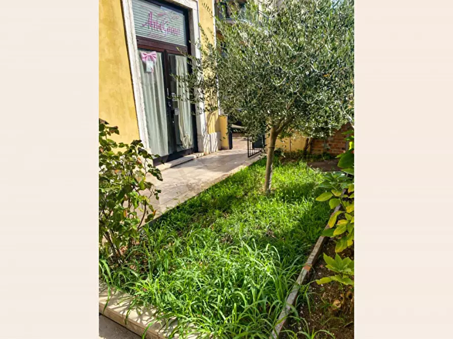 Immagine 2 di Negozio in affitto  a Verona