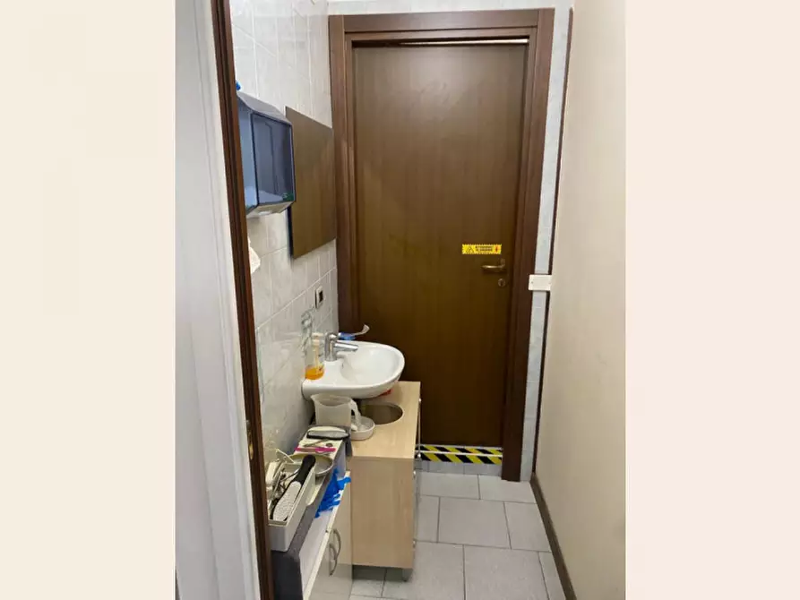 Immagine 4 di Negozio in affitto  a Verona