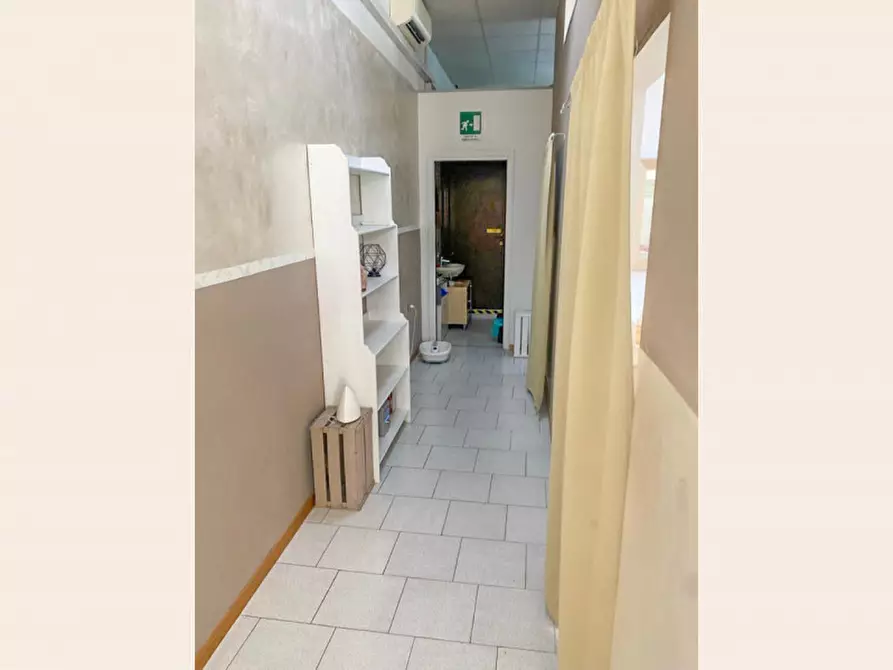 Immagine 5 di Negozio in affitto  a Verona