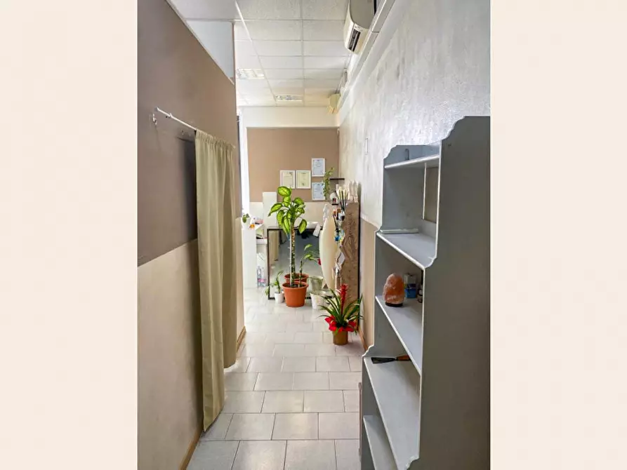 Immagine 8 di Negozio in affitto  a Verona