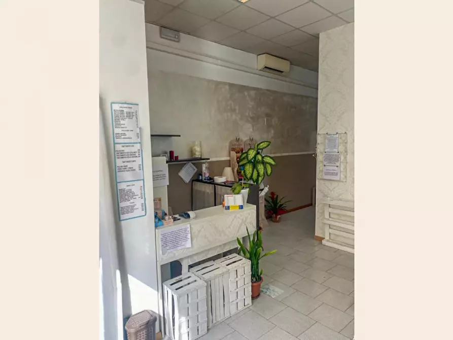 Immagine 9 di Negozio in affitto  a Verona