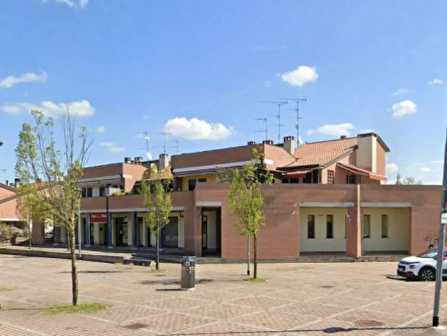 Immagine 1 di Negozio in vendita  in Piazza Ervardo Fioravanti a Ferrara
