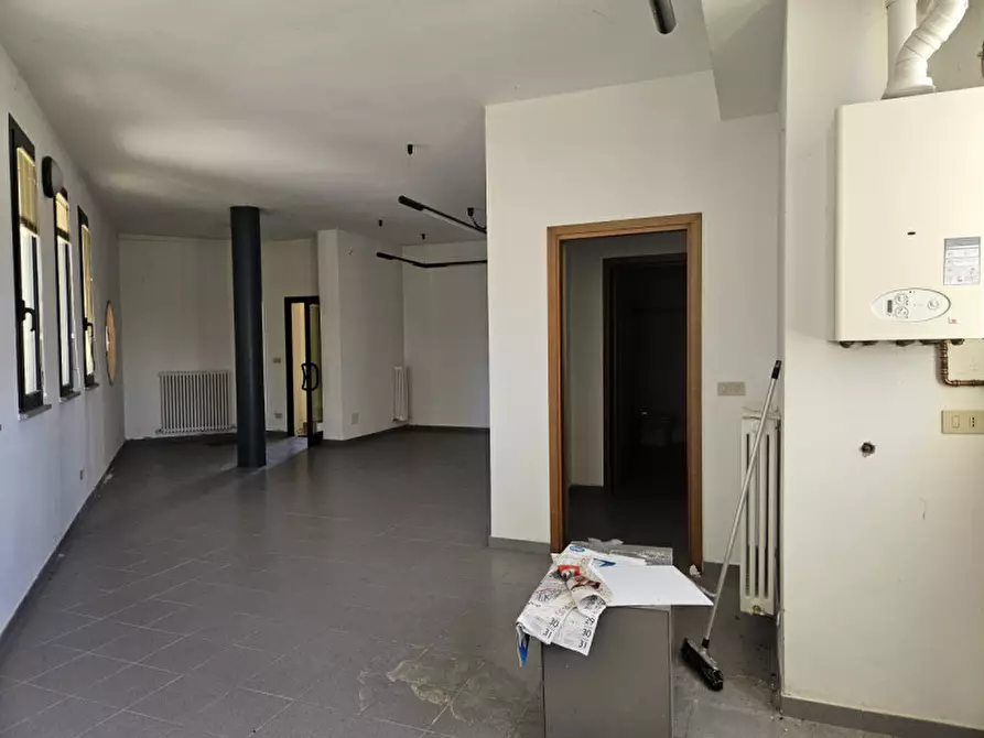 Immagine 2 di Negozio in vendita  in Piazza Ervardo Fioravanti a Ferrara