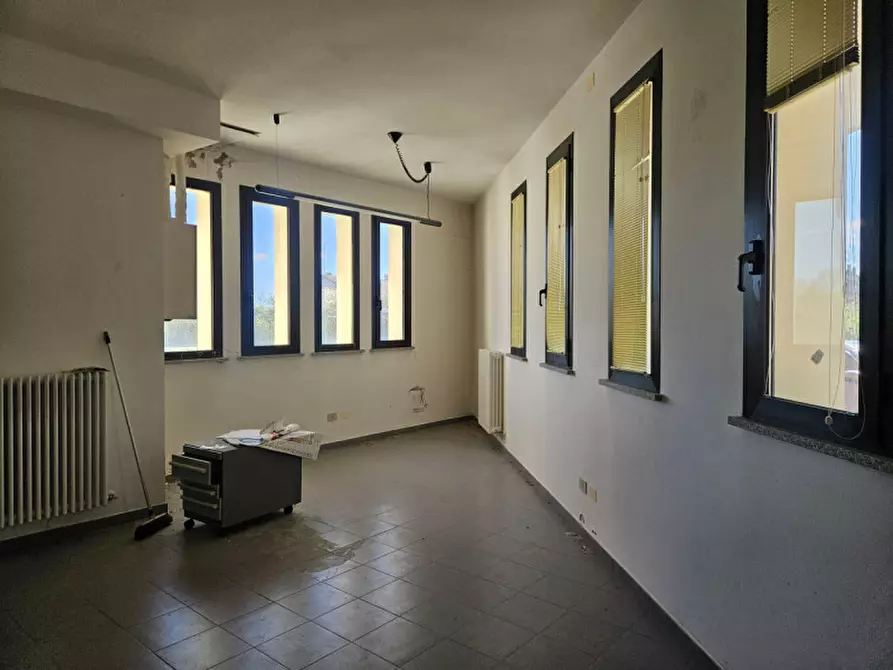 Immagine 4 di Negozio in vendita  in Piazza Ervardo Fioravanti a Ferrara