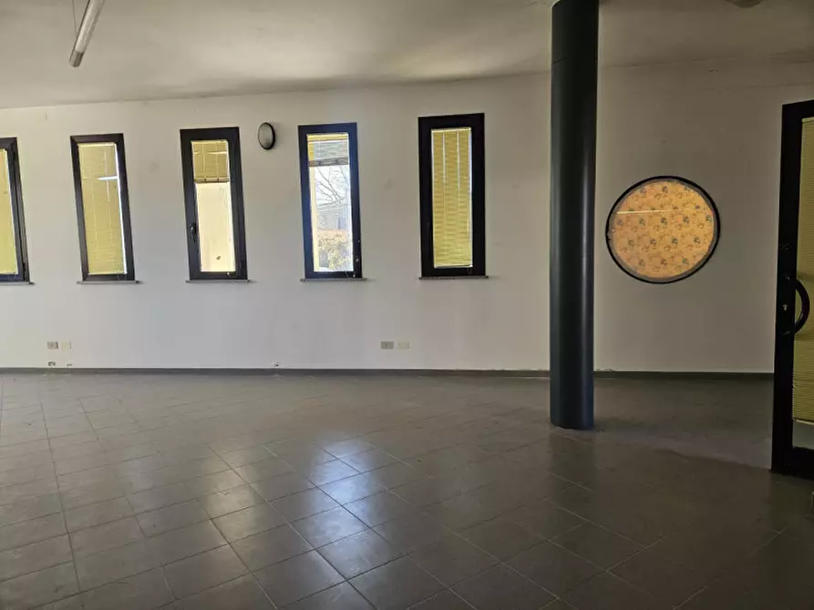 Immagine 5 di Negozio in vendita  in Piazza Ervardo Fioravanti a Ferrara