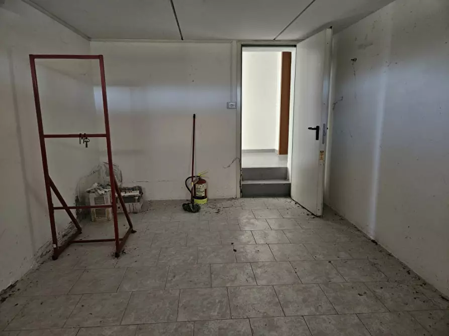 Immagine 7 di Negozio in vendita  in Piazza Ervardo Fioravanti a Ferrara