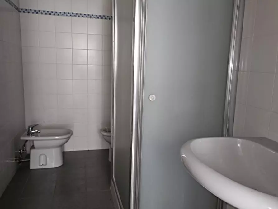 Immagine 9 di Negozio in vendita  in Piazza Ervardo Fioravanti a Ferrara