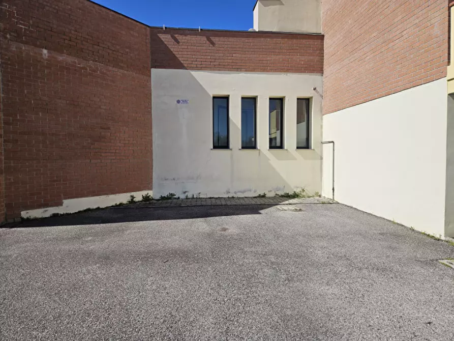 Immagine 11 di Negozio in vendita  in Piazza Ervardo Fioravanti a Ferrara