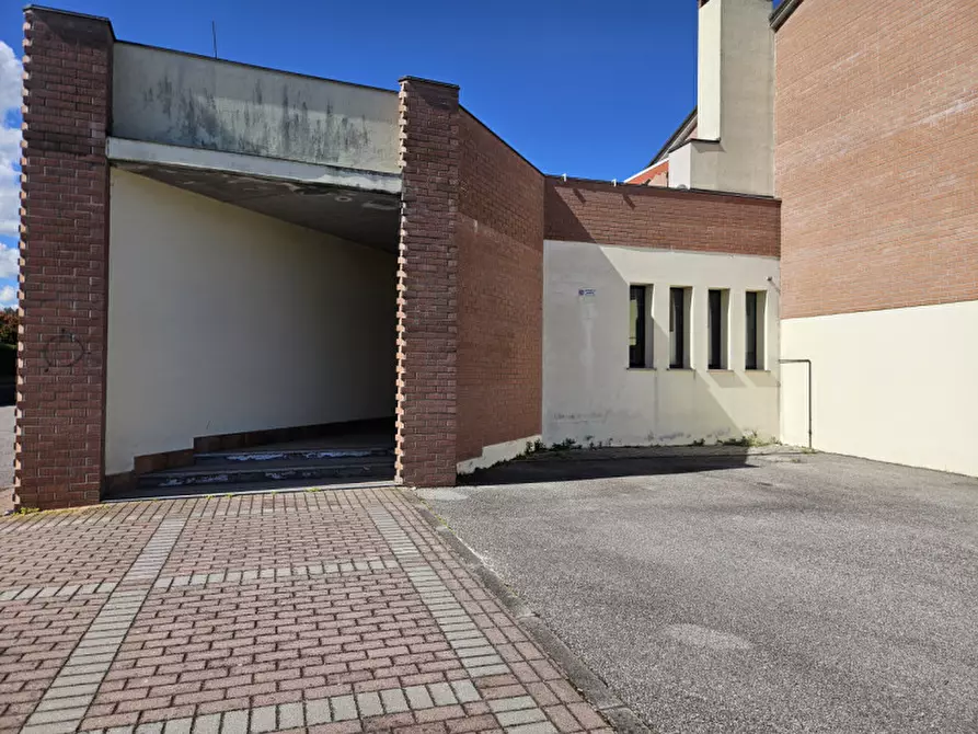 Immagine 12 di Negozio in vendita  in Piazza Ervardo Fioravanti a Ferrara