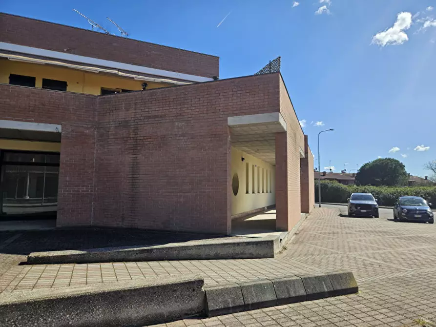 Immagine 13 di Negozio in vendita  in Piazza Ervardo Fioravanti a Ferrara