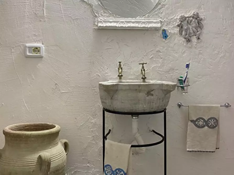 Immagine 3 di Appartamento in vendita  in Via Supportico D’astuti a Napoli